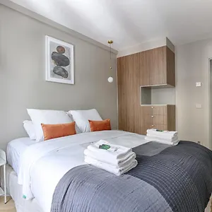 Unique Luxury Parisian Flat 2br/6p -champs Elysees Apartment