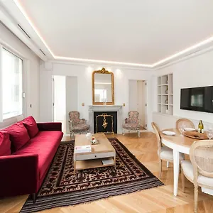 Luxury Montaigne Apartment